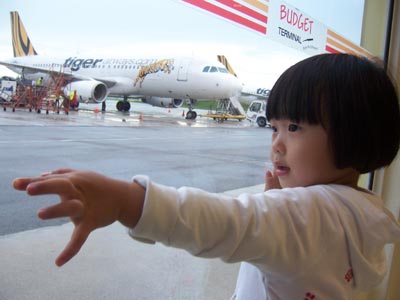 女儿看飞机